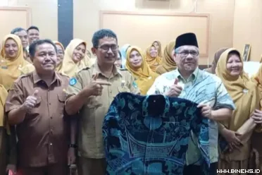 Ketua DPRD Provinsi Sumatera Barat, Muhidi menyerahkan...