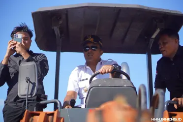 Wakil Gubernur Sumatera Barat, Vasko Ruseimy, meninjau...