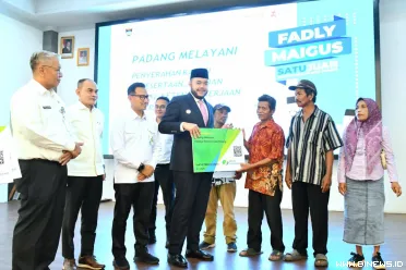 Wali Kota Padang, Fadly Amran, menyerahkan secara simbolis...