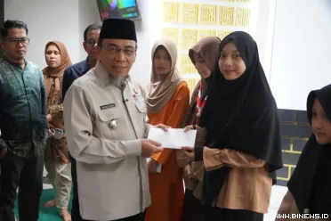 Wakil Wali Kota Padang Maigus Nasir menyerahkan santunan...