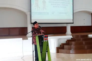 Wakil Wali Kota Padang, Maigus Nasir, saat membuka seminar...
