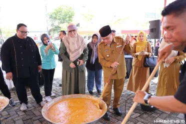 Wakil Wali Kota Padang, Maigus Nasir, membuka kegiatan...