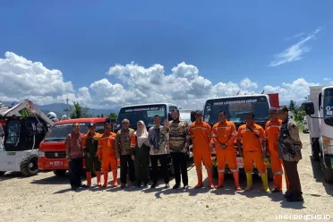 Penyerahan armada kebersihan dan sejumlah kontainer sampah...