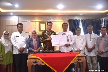 Wali Kota Sawahlunto Riyanda Putra menandatangani...
