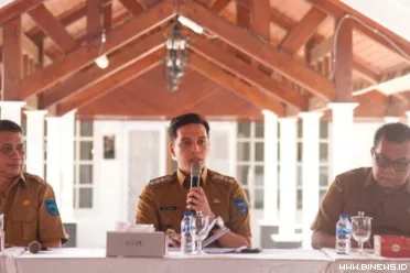 Wali Kota Sawahlunto Riyanda Putra dan diikuti oleh...