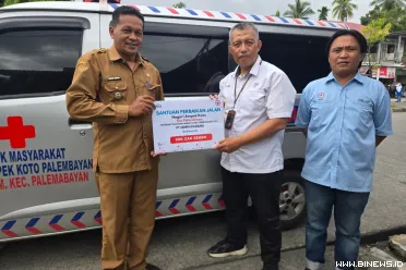 PT Semen Padang menyalurkan bantuan 300 zak semen untuk...