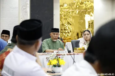 Gubernur Sumbar, Mahyeldi Ansharullah memimpin rapat...
