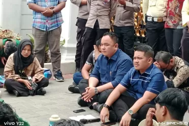 Pimpinan Dewan Perwakilan Rakyat Daerah (DPRD) Provinsi...