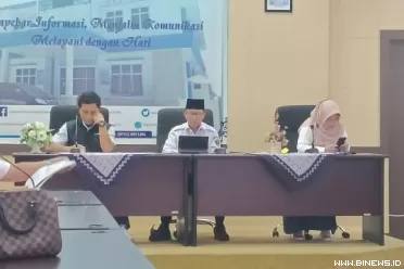 Pelaksana Tugas (Plt) Sekdaprov Sumbar, Yozawardi Usama...