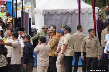 Presiden Republik Indonesia, Prabowo Subianto, meninjau...