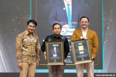 PENGHARGAAN diterima oleh Direktur Utama Bank Nagari, Gusti...