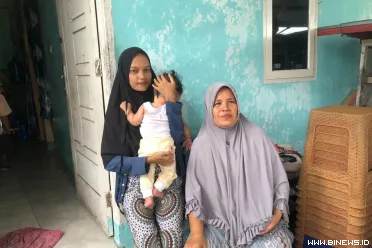 Rika Guspeni didampingi orang tuanya Supiarni menyampaikan...
