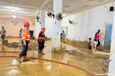 PT Semen Padang mengerahkan mobil tangki dan personel untuk...