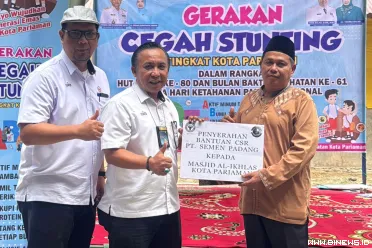 PT Semen Padang menyalurkan bantuan 100 sak semen untuk...