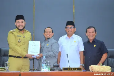 Wali Kota Padang, Fadly Amran, menyampaikan Rancangan...