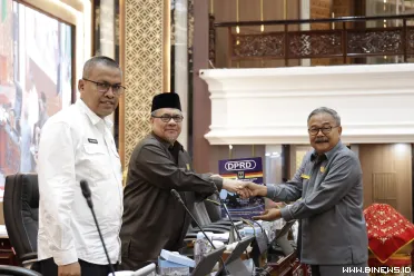 Rapat Paripurna Dewan Perwakilan Rakyat Daerah (DPRD)...