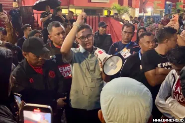 Komisaris Utama Semen Padang FC, Ilham Azre, merespons...