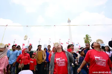 Ribuan warga memadati area Monas untuk menikmati pesta...