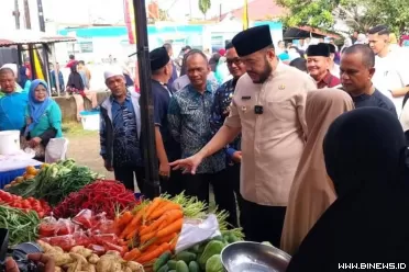 Wali Kota Padang, Fadly Amran, saat meninjau lokasi pasar...