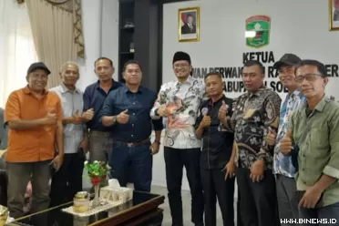 Ketua DPRD Kabupaten Solok, Ivoni Munir, S.Farm, A.Pt di...