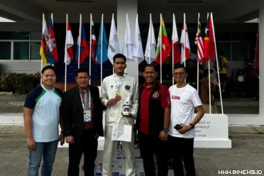 Dari kiri; Wasekum II KONI Sumbar Risky Syahputra, Pengurus...