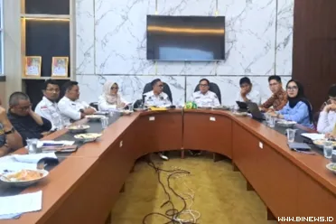 Sekretaris Daerah Kabupaten Solok, Medison memimpin Rapat...