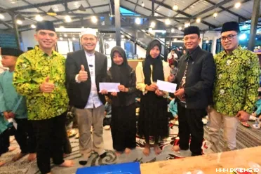 Sekda saat penyerahan santunan kepada santri, anak yatim,...