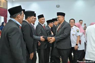 Sekdaprov Sumbar, Arry Yuswandi melantik dan mengambil...