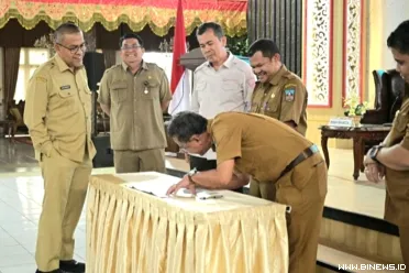 Sekda saat memberikan arahan dalam Forum Perangkat Daerah...