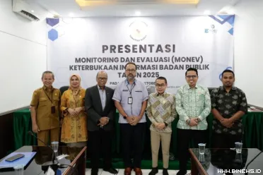 Sekretaris DPRD Provinsi Sumatera Barat, Drs. Maifrizon,...