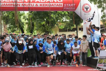 Semen Padang Fun Run yang digelar oleh perusahaan semen...