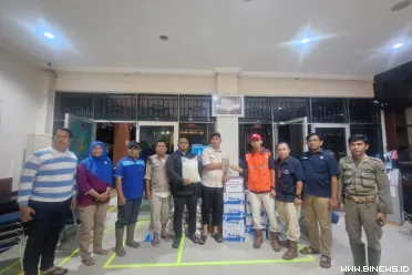 Penyerahan bantuan bencana dari Kepala Unit Komunikasi &...