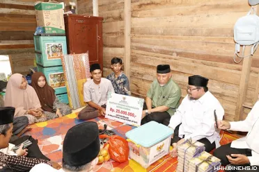 Mahyeldi Ansharullah, turun langsung menyerahkan bantuan...