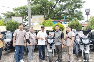 Evi Yandri Rajo Budiman, menyerahkan bantuan 10 unit becak...