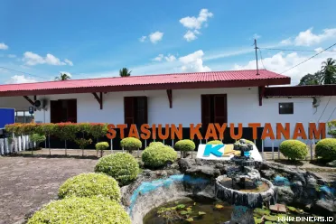 Di jantung Kabupaten Padang Pariaman berdiri Stasiun Kayu...