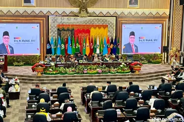 Rapat Paripurna DPRD Provinsi Sumatera Barat dalam rangka...