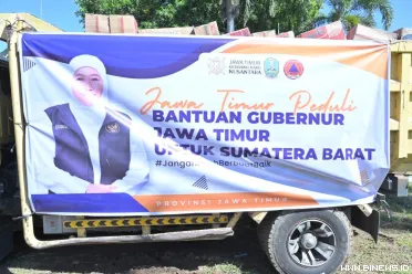 Wakil Gubernur Jawa Timur Emil Elistianto Dardak, bersama...