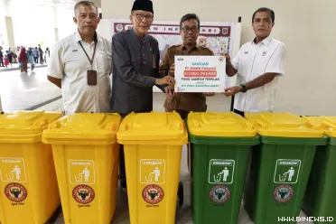 Kepala Unit CSR PT Semen Padang, Idris (kanan), menyerahkan...