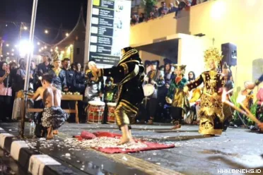 Tabuhan gendang dan alunan talempong berpadu dengan sorakan...