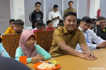 Wakil Gubernur Sumatera Barat, Vasko Ruseimy, melakukan...