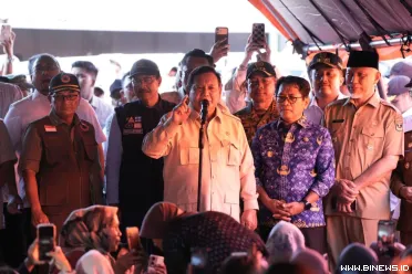Presiden saat meninjau warga terdampak di Komplek Bumi...