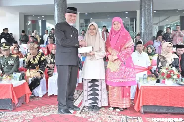 Gubernur Mahyeldi menghampiri Atila secara langsung dan...