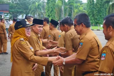 Wakil Bupati Dharmasraya, Leli Arni memimpin Apel Gabungan...