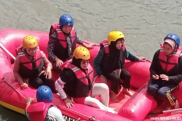 Wakil Bupati Dharmasraya, Leli Arni, menjajal langsung...