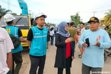 Wakil Bupati Dharmasraya, Leli Arni, meninjau kondisi jalan...