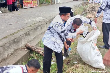 Wakil Bupati Solok, H. Candra, memimpin aksi bersih-bersih...