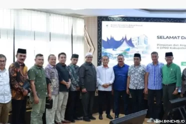 Ketua Komisi III DPRD Sumbar Mochklasin bersama rombongan...