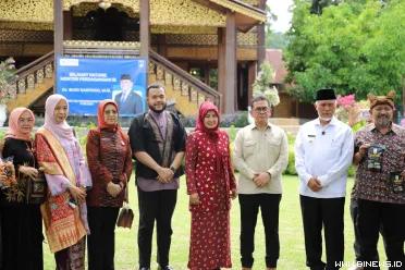 Wali Kota Padang Fadly Amran mendampingi Menteri...