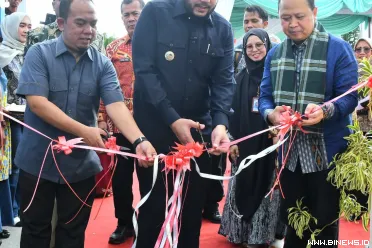 Wali Kota Padang, Fadly Amran, meresmikan pembangunan...