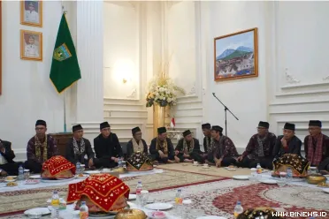 Wali Kota Padang Panjang, Hendri Arnis duduk bersama...
